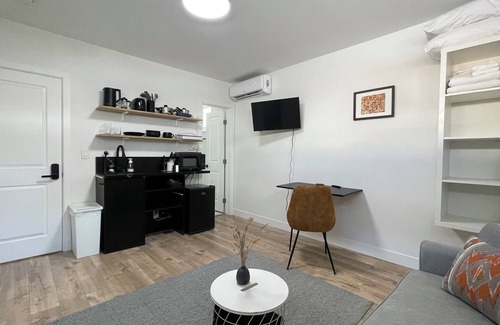 Los Angeles Apartment | Charming studio in beautiful El Sereno neighborhood of Los Angeles with WiFi, AC