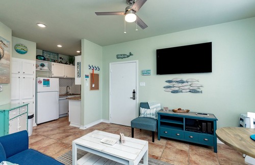 Corpus Christi Condo | Charming Studio Walking Distance to Beach Inviting You to The Coast to Relax!