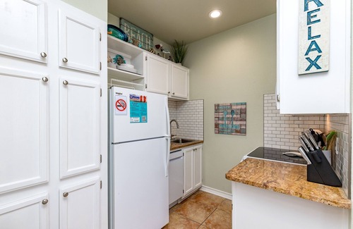 Corpus Christi Condo | Charming Studio Walking Distance to Beach Inviting You to The Coast to Relax!