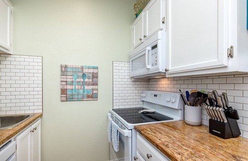 Corpus Christi Condo | Charming Studio Walking Distance to Beach Inviting You to The Coast to Relax!