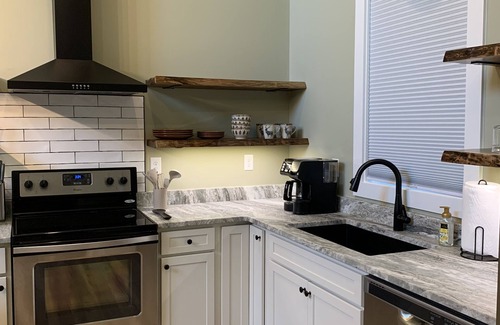 Hendersonville Apartment | Charming studio in beautiful Hendersonville with AC, WiFi, hot tub & gated