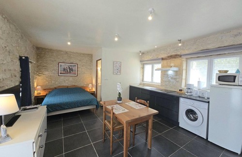 Naussannes Apartment | Charming Studio with Pool Access, Private Pond, and Scenic Garden Views