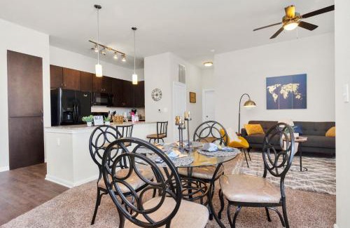 Braeswood Place Apartment | Charming Suite With Gym Near NRG Medical Center