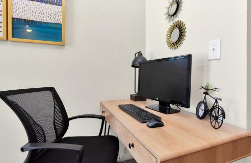 Braeswood Place Apartment | Charming Suite With Gym Near NRG Medical Center