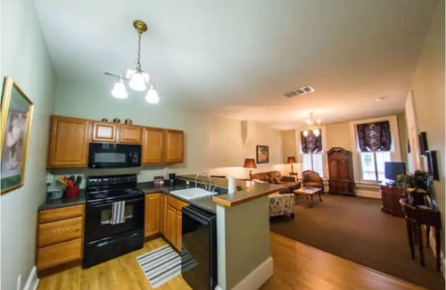 Glendale Apartment | Charming suiteThe Van Cleve-King bed-Spacious