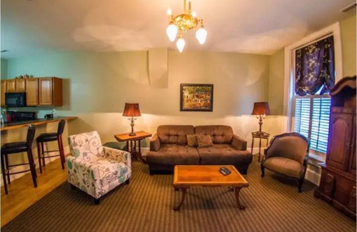 Glendale Apartment | Charming suiteThe Van Cleve-King bed-Spacious