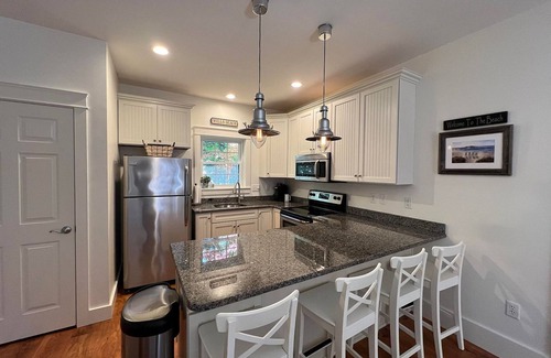 Wells Cottage | Charming Summerscape Cottage, 5 Minutes to Beaches, Restaurants, and Groceries