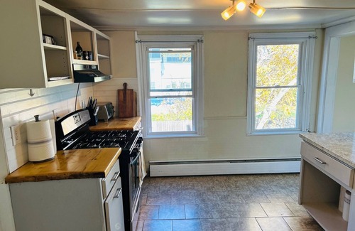 Watervliet Apartment | Charming, Sunny and Spacious 2-bedroom Flat in Heart of Capitol Region