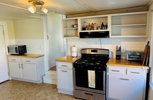 Watervliet Apartment | Charming, Sunny and Spacious 2-bedroom Flat in Heart of Capitol Region
