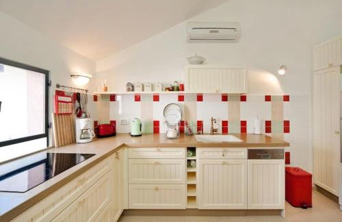 Neve Tzedek Apartment | Charming Sunny Haven with Balcony by Sea N' Rent