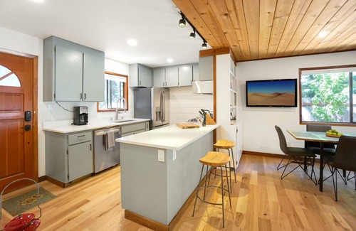 Sunnyside House | Charming Sunnyside Cabin with Sauna - Walk to Lake