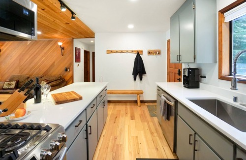 Sunnyside House | Charming Sunnyside Cabin with Sauna - Walk to Lake