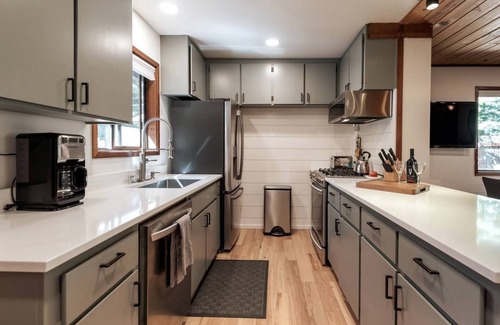 Sunnyside House | Charming Sunnyside Cabin with Sauna - Walk to Lake