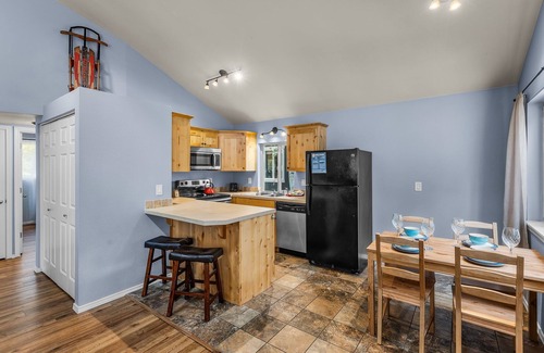 Three Rivers House | Charming Sunriver Cabin With Deschutes River Access and Proximity to Cascade Lak