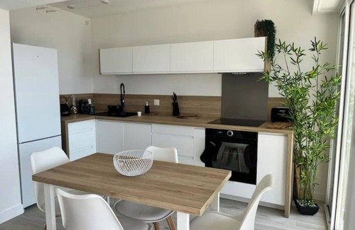Bandol Apartment | Charming T2, 46m2, central : view, parking, sea 200m away