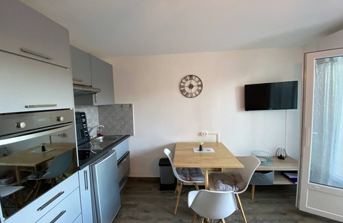 La Roche-Posay Apartment | Charming T2 with terrace near Thermes du Connétable, Wi-Fi, dishwasher