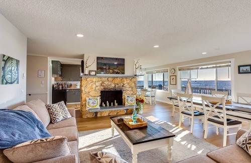 Northeast Tacoma Apartment | Charming Tacoma Apartment w/Deck & Skyline Views!