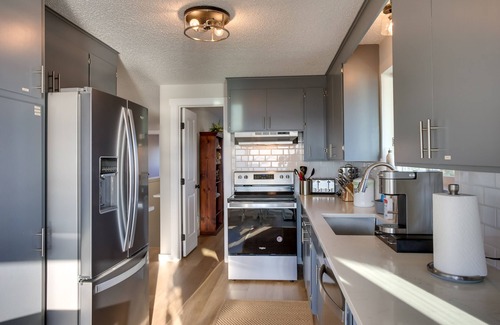 Northeast Tacoma Apartment | Charming Tacoma Apartment w/Deck & Skyline Views!