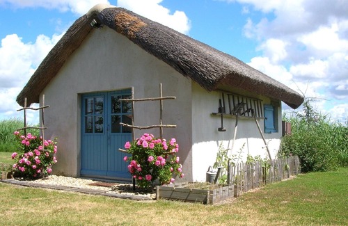 Le Perrier Cottage | Charming thatched cottage rental in the heart of the Vendée Breton marshlands near the beaches