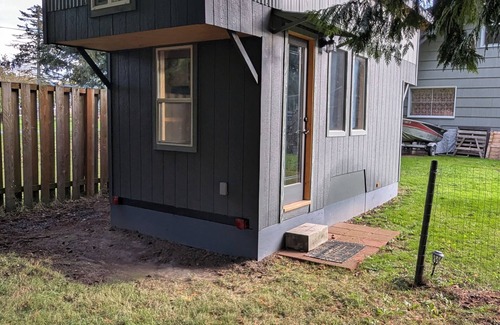 Everson House | Charming tiny house bungalow at Nugents Corner with WiFi & Baker Mt close by.