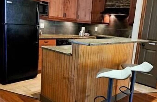 East Kootenay Condo | Charming top floor 4 bdrm condo - mountain views!