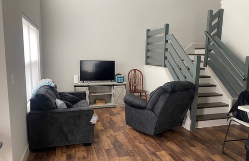 Bridgewater House | Charming townhome near Bridgewater, JMU, Wineries, Harrisonburg & Massanutten.