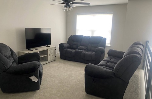 Bridgewater House | Charming townhome near Bridgewater, JMU, Wineries, Harrisonburg & Massanutten.
