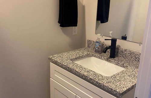 Bridgewater House | Charming townhome near Bridgewater, JMU, Wineries, Harrisonburg & Massanutten.