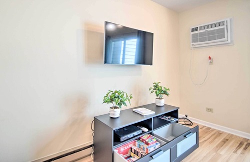 Gurnee House | Charming Townhome < 6 Mi Lake Michigan Beach!