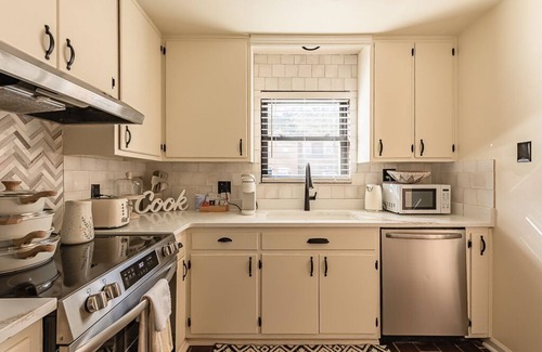 Tallahassee House | Charming Townhome Retreat w/King Bed on Quiet Cul-De-Sac Near I-10, FSU, & FAMU