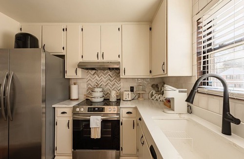 Tallahassee House | Charming Townhome Retreat w/King Bed on Quiet Cul-De-Sac Near I-10, FSU, & FAMU