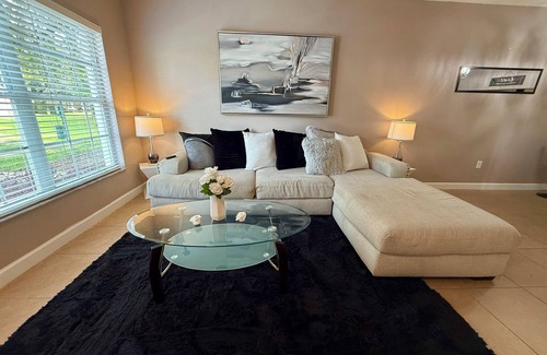 Meadow Pointe House | Charming Townhome in Sunny Wesley Chapel.