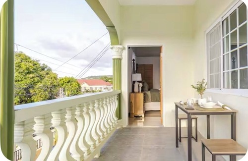 Runaway Bay House | Charming townhouse in fantastic Runaway Bay with a seaview balcony.