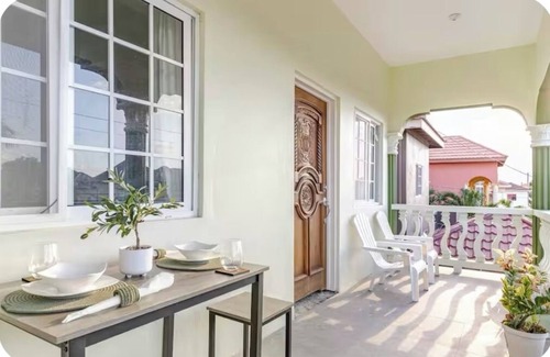 Runaway Bay House | Charming townhouse in fantastic Runaway Bay with a seaview balcony.
