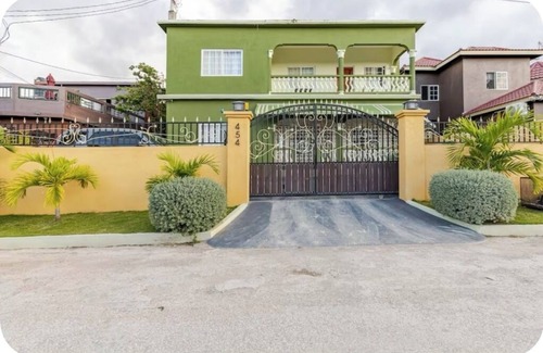 Runaway Bay House | Charming townhouse in fantastic Runaway Bay with a seaview balcony.