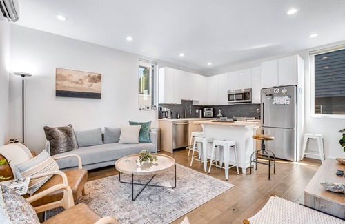Wallingford House | Charming townhouse with soothing view, full kitchen, deck, & W/D - golf nearby