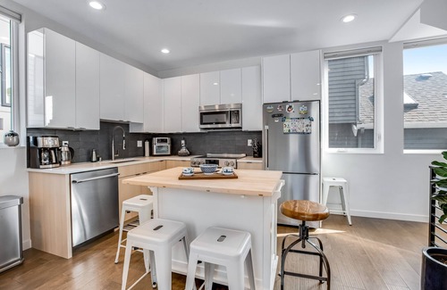 Wallingford House | Charming townhouse with soothing view, full kitchen, deck, & W/D - golf nearby