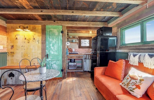 Lampasas Cabin | Charming Treehouse Stay Near Lake & Stargazing