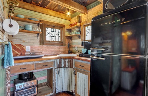 Lampasas Cabin | Charming Treehouse Stay Near Lake & Stargazing