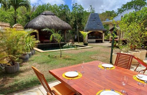 Calodyne Villa | Charming Tropical Villa pool & garden