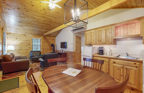 Northport Cabin | Charming two-bedroom dog-friendly cabin w/firepit, near outside activities