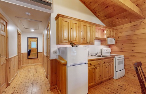 Northport Cabin | Charming two-bedroom dog-friendly cabin w/firepit, near outside activities
