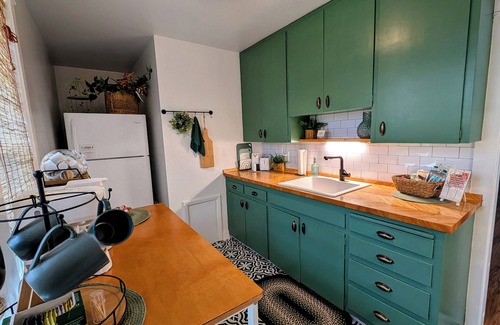 Franklin House | Charming & Updated Cozy/Clean 2 bed house! Luxury beds & covered back patio!