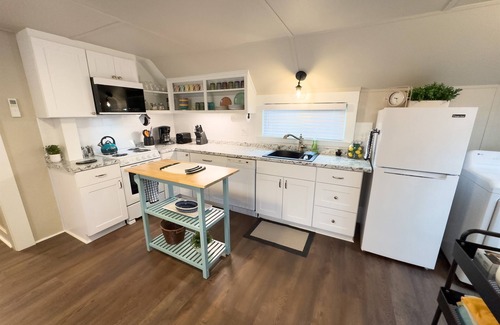 York House | Charming Upstairs Historic Downtown 1BR | Near WWU