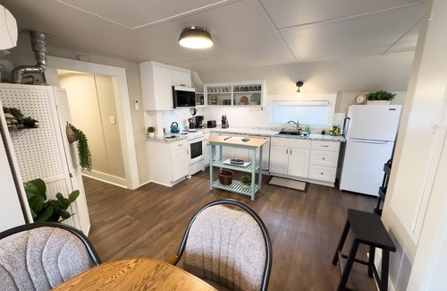 York House | Charming Upstairs Historic Downtown 1BR | Near WWU