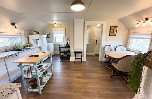 York House | Charming Upstairs Historic Downtown 1BR | Near WWU