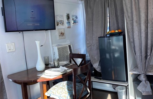 Los Angeles Cottage | Charming Urban Cottage in LA’s Newest Hotspot-close to LAX, SOFI, WiFi, AC…