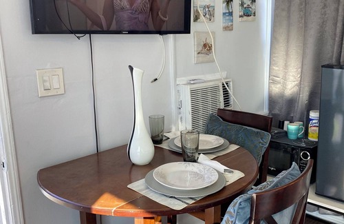 Los Angeles Cottage | Charming Urban Cottage in LA’s Newest Hotspot-close to LAX, SOFI, WiFi, AC…