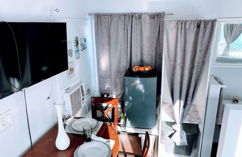 Los Angeles Cottage | Charming Urban Cottage in LA’s Newest Hotspot-close to LAX, SOFI, WiFi, AC…