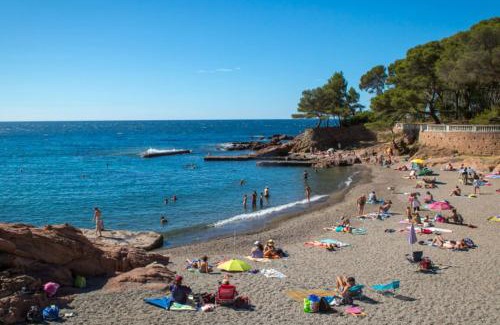 Boulouris-sur-Mer Apartment | Charming 'Valmer' Boulouris Studio with Parking 2mn from the beach